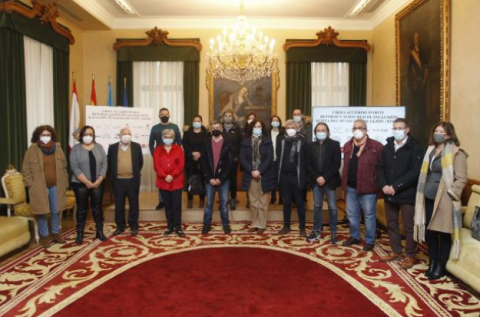 The Mayoress and the Councillor for Social Welfare, with representatives of the fifteen entities of the Active Inclusion Network / JUAN CARLOS TUERO / El Comercio